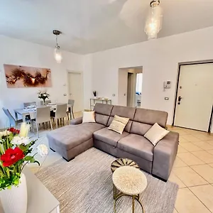 Divina Luxury With Jacuzzi Near The Apartment Como